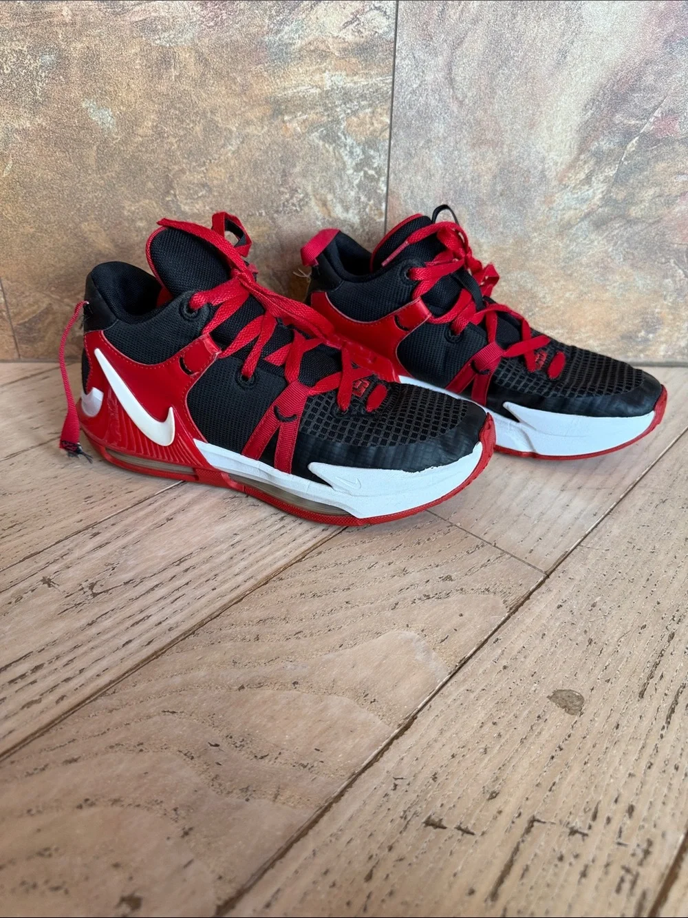Big Kids NIKE LEBRON WITNESS 7 BASKETBALL shoe size 6